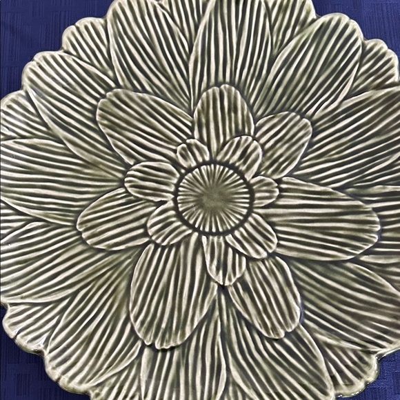 Olfaire Scalloped Green Ceramic Plate diameter 10.5 inches. Made in Portugal. - Picture 3 of 7